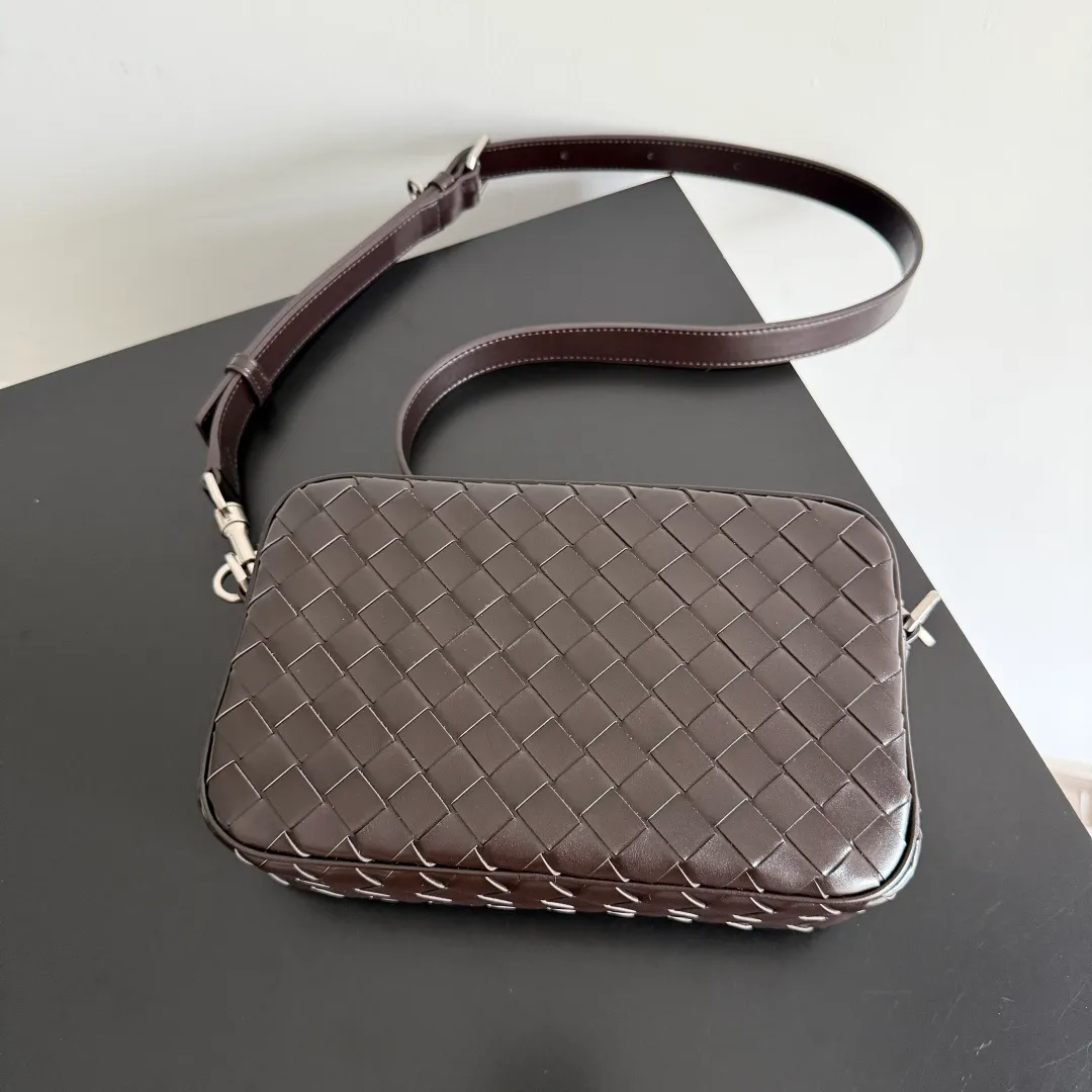 Batch 1820 BOTTEGA VENETA small INTRECCIATO woven camera bag This bv classic camera bag is a further evolution of classic woven technology, combining practicality and fashion, perfectly meeting multi-purpose needs! Classic leather handmade. Lightweight and large capacity. The shoulder strap is removable and adjustable. In addition to being worn cross-body, it can also be placed in the suitcase as a toiletry bag. It is very convenient for daily storage and classification. It also has hanging accessories to show your personality. No matter how complicated the world is, as long as you have a bag with you, everything will become better. Style number: 755923 Size: 24.5*15*6cm